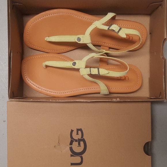 UGG Madeena Flat - Picture 2 of 13